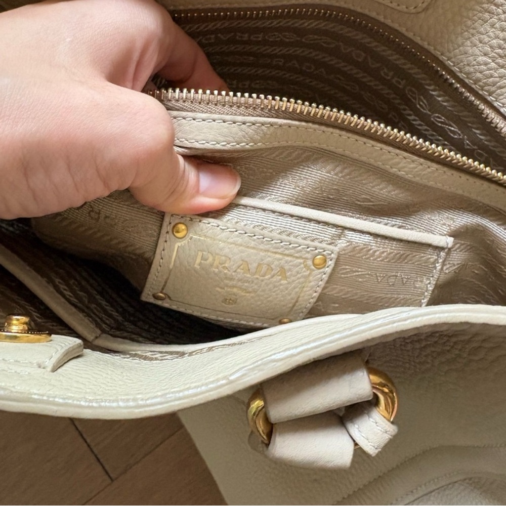 Prada vitello shopper tote bag in beige - Picture 9 of 10